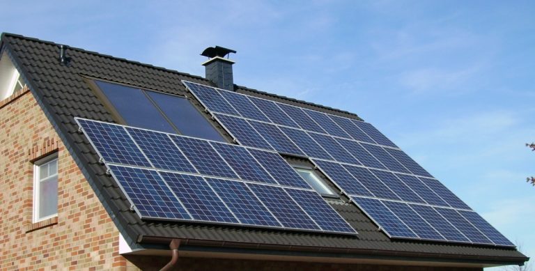 Combien rapporte 100 m2 de panneau solaire ?